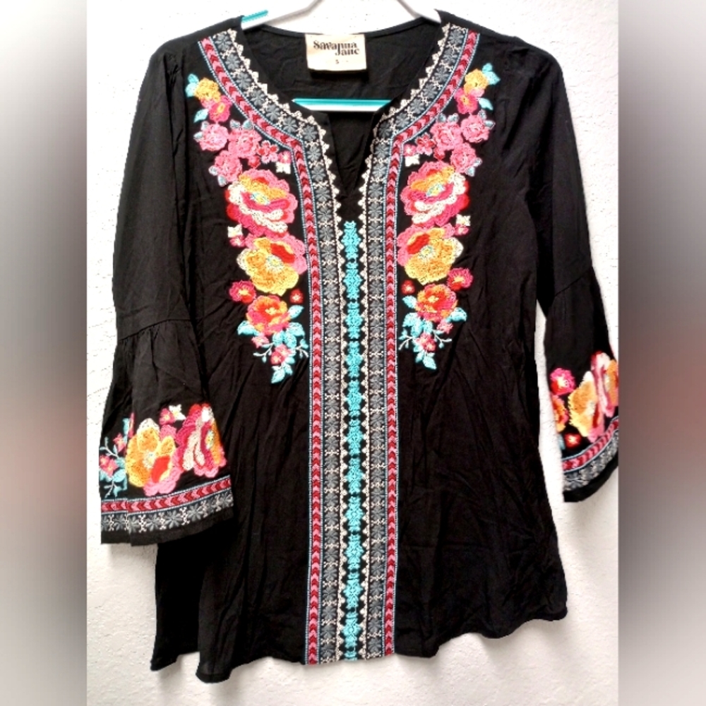 Savanna Jane Embroidered top NWOT